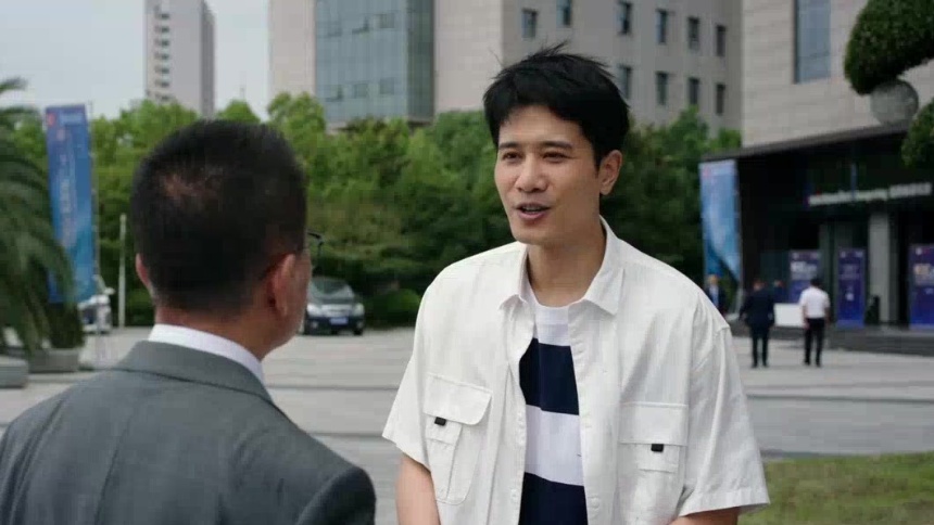 王扬鸣恳切邀请刘滨河为王强做手术，刘滨河因缺少助手医生而拒绝