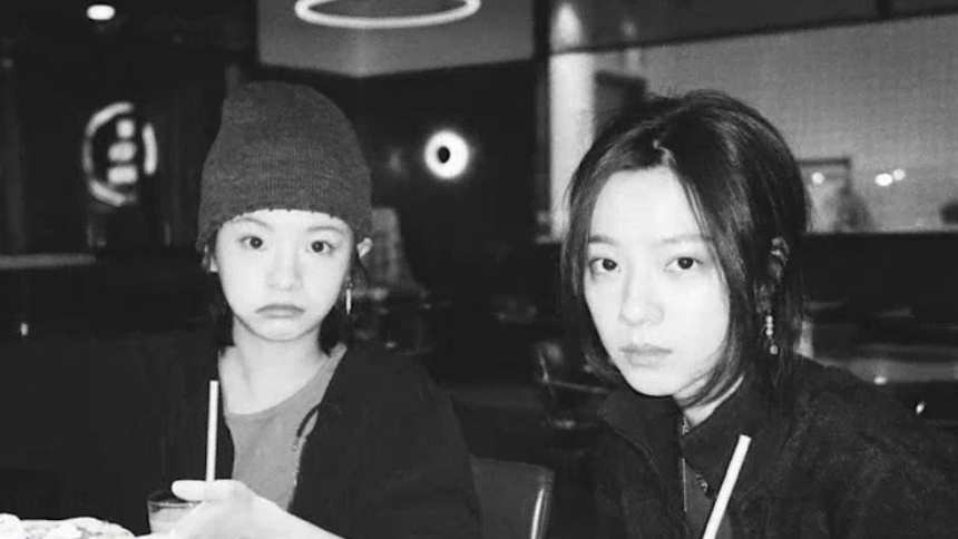 李庚希晒与庄达菲合照 搞坏pose可爱十足