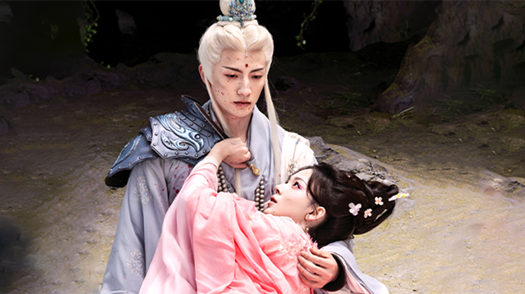 水龙吟丨嗑疯了！西方桃轻抚普珠脖颈